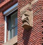 Beeldhouwwerk (Mesdagstraat): een van de koppen/maskers.
<br/>
Marcel Westhoff, juni 2018